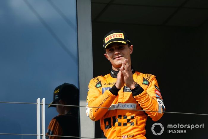 Lando Norris, McLaren F1 Team, 2ª posición, sube al podio