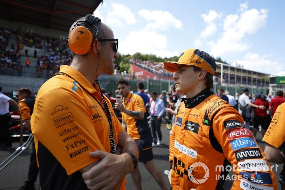 Oscar Piastri, McLaren F1 Team, en la parrilla con su ingeniero