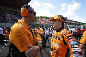 Oscar Piastri, McLaren F1 Team, en la parrilla con su ingeniero
