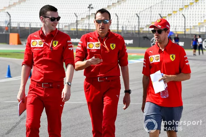 Sebastian Vettel, Ferrari, ispeziona il circuito con i suoi meccanici