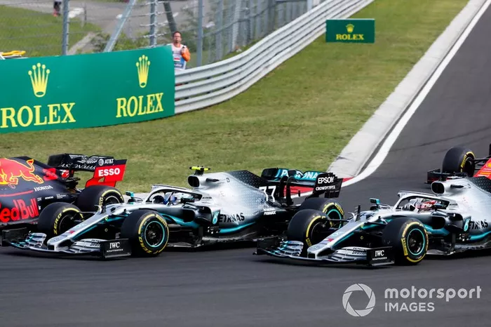 Max Verstappen, Red Bull Racing RB15, lidera a Valtteri Bottas, Mercedes AMG W10, y Lewis Hamilton, Mercedes AMG F1 W10, en la salida