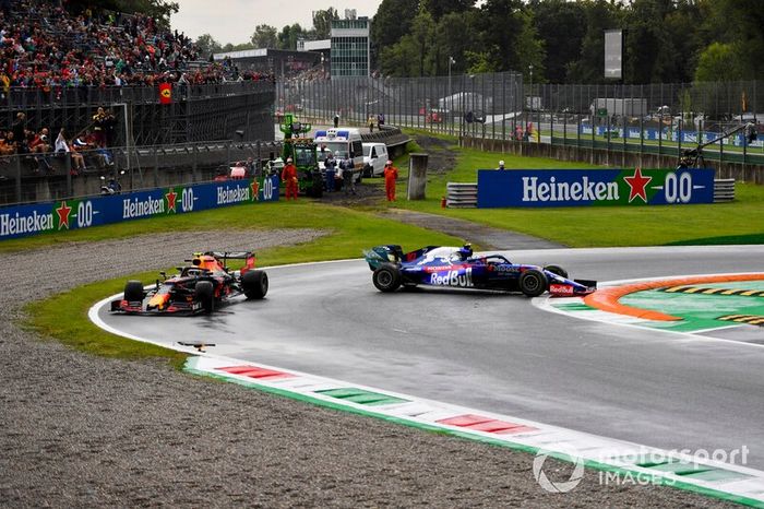 Alexander Albon, Red Bull Racing RB15, Pierre Gasly, Toro Rosso STR14, spins