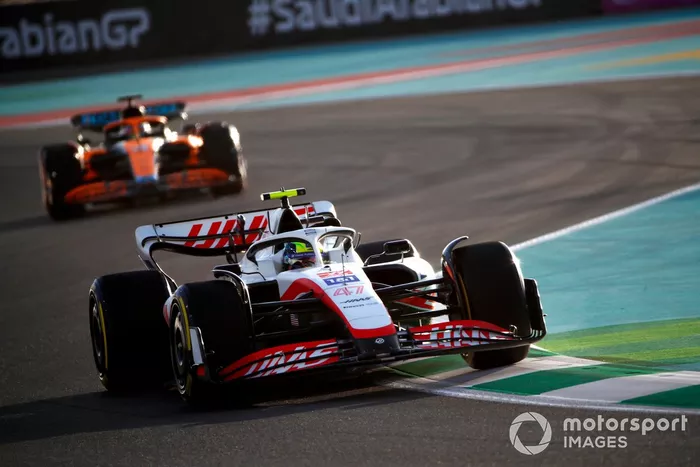 Mick Schumacher, Haas VF-22, Daniel Ricciardo, McLaren MCL36