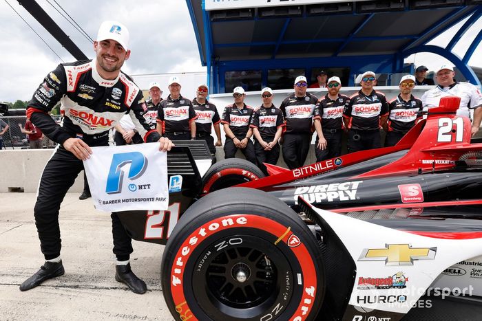 El ganador del premio NTT P1, Rinus VeeKay, Ed Carpenter Racing Chevrolet, celebra su premio de la pole