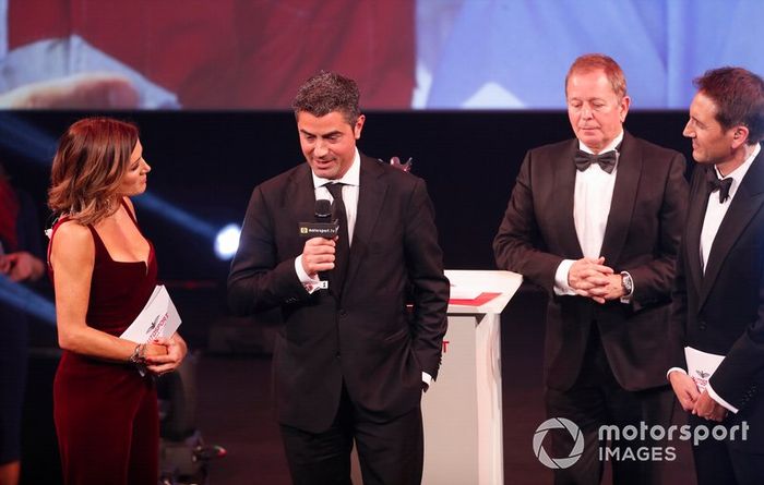 Michael Masi, director de carrera, recibe el premio John Bolster en nombre del difunto Charlie Whiting