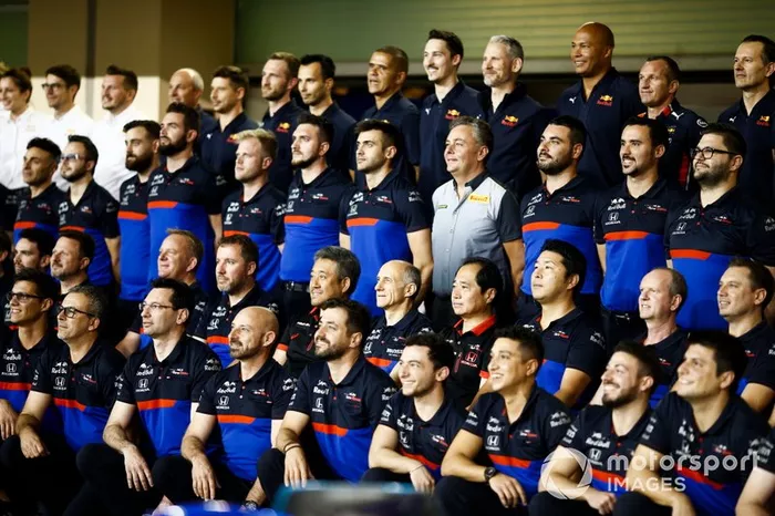 El equipo Toro Rosso posa para una foto de grupo, incluyendo a Masashi Yamamoto, Director General de Honda Motorsport, Franz Tost, Director del equipo, Toro Rosso, Mario Isola, Director de Carreras, Pirelli Motorsport y Toyoharu Tanabe, Director Técnico de F1, Honda.