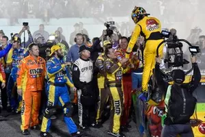 Race winner and Champion Kyle Busch, Joe Gibbs Racing, Toyota Camry M&M'