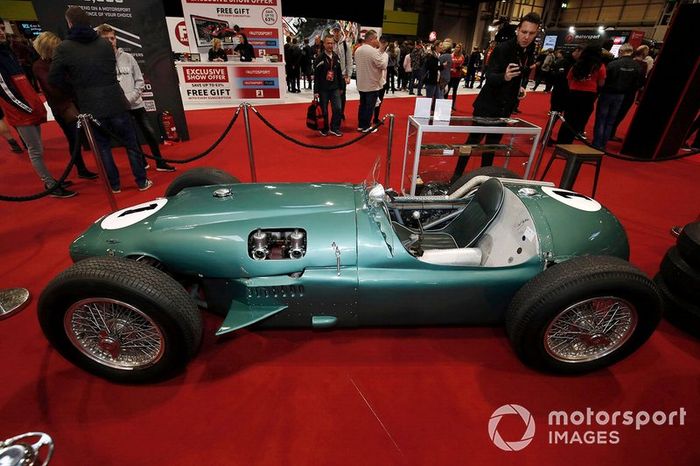 Un Aston Martin expuesto en el Autosport show