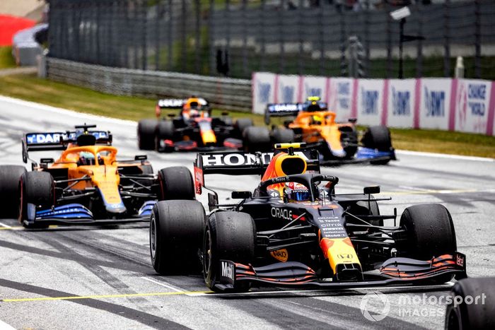 Sergio Pérez, Red Bull Racing RB16B, Daniel Ricciardo, McLaren MCL35M, Lando Norris, McLaren MCL35M
