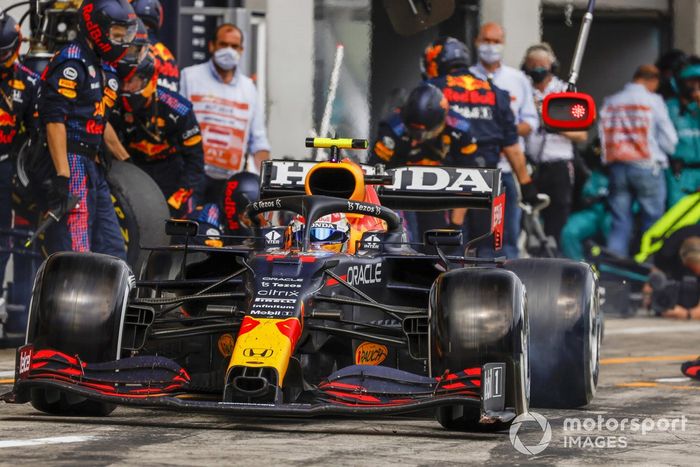 Sergio Pérez, Red Bull Racing RB16B, pit stop