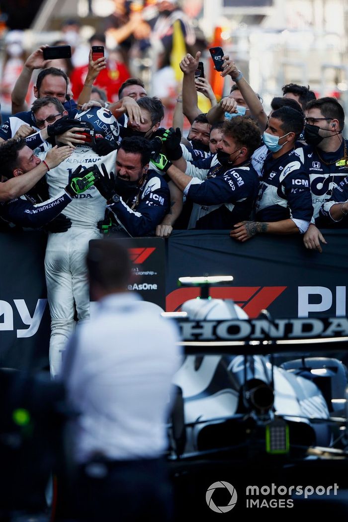 Tercer lugar Pierre Gasly, AlphaTauri, celebra en Parc Ferme con el equipo