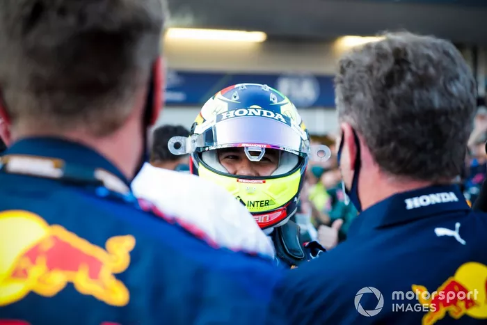 Sergio Pérez, Red Bull Racing, 1ª posición, celebra con su equipo en el Parc Ferme