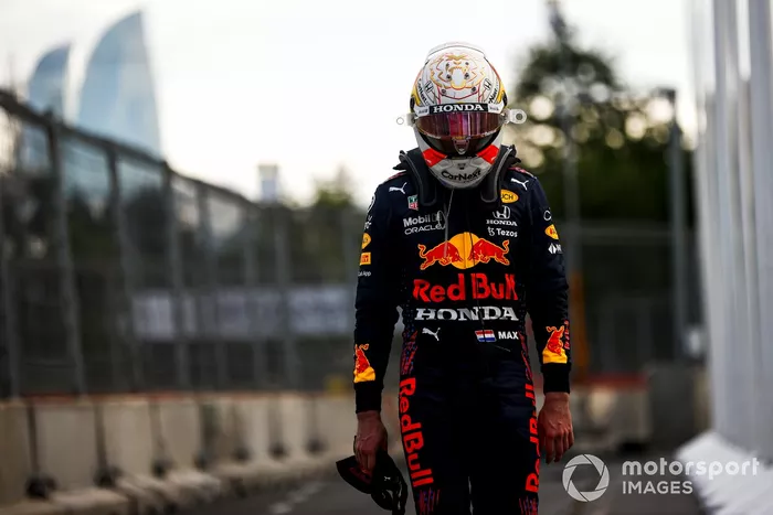 Max Verstappen, Red Bull Racing caminando tras retirarse de la carrera