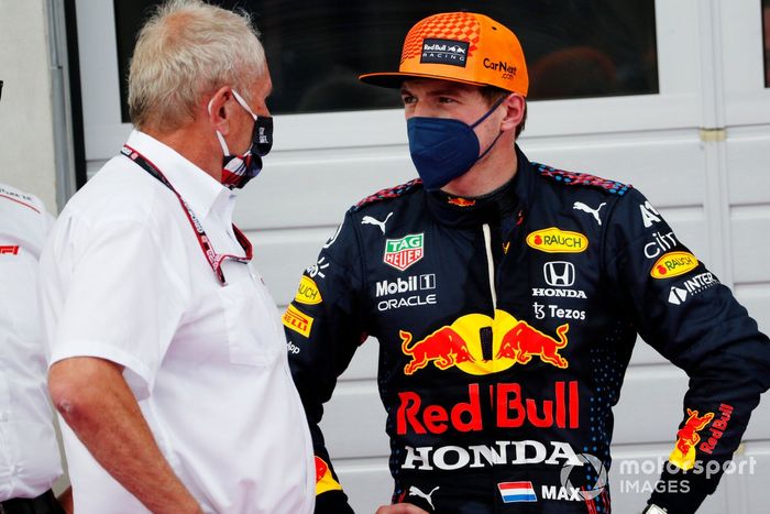 Helmut Marko, Consultor de Red Bull Racing, habla con Max Verstappen, Red Bull Racing, ganador de la carrera en el Parc Ferme