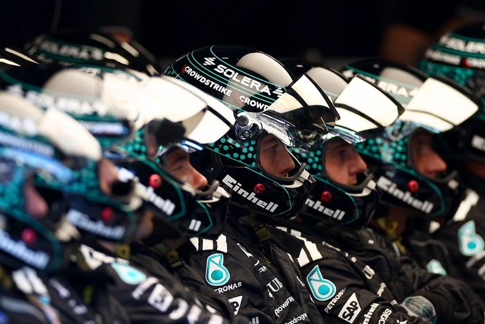 SPIELBERG, AUSTRIA - 29 DE JUNIO: El equipo de boxes de Mercedes AMG F1 Team en el garaje durante el Gran Premio de F1 de Austria en el Red Bull Ring el 29 de junio de 2025 en Spielberg, Austria. (Foto de Peter Fox/LAT Images)