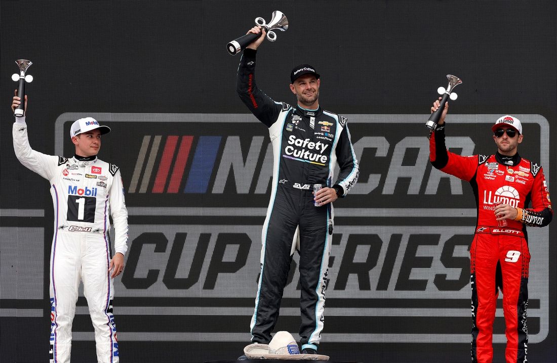 Christopher Bell, Joe Gibbs Racing Toyota, Shane van Gisbergen, Trackhouse Racing Chevrolet, Chase Elliott, Hendrick Motorsports Chevrolet