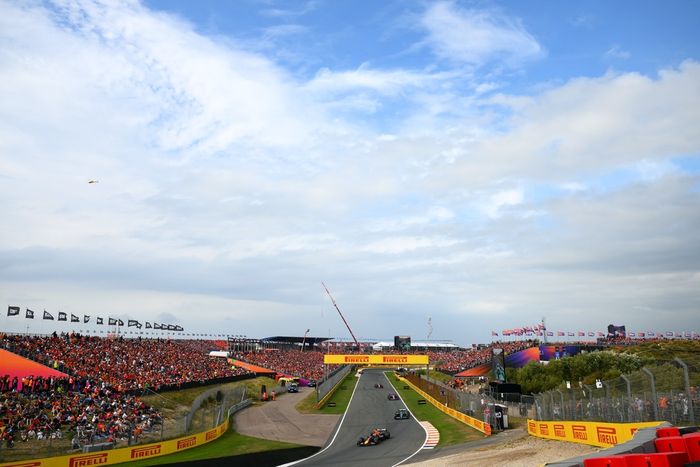 Fernando Alonso, Aston Martin Racing, Pierre Gasly, Alpine, Yuki Tsunoda, Red Bull Racing Team