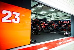 Ambiente en el garaje del Red Bull KTM Tech 3
