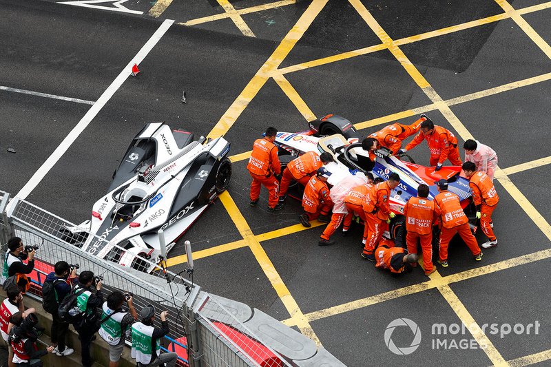 Oficiales trabajan para mover el auto de Pascal Wehrlein, Mahindra Racing, M5 Electro.