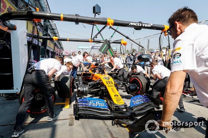 Mecánicos con el coche de  Carlos Sainz Jr., McLaren MCL34