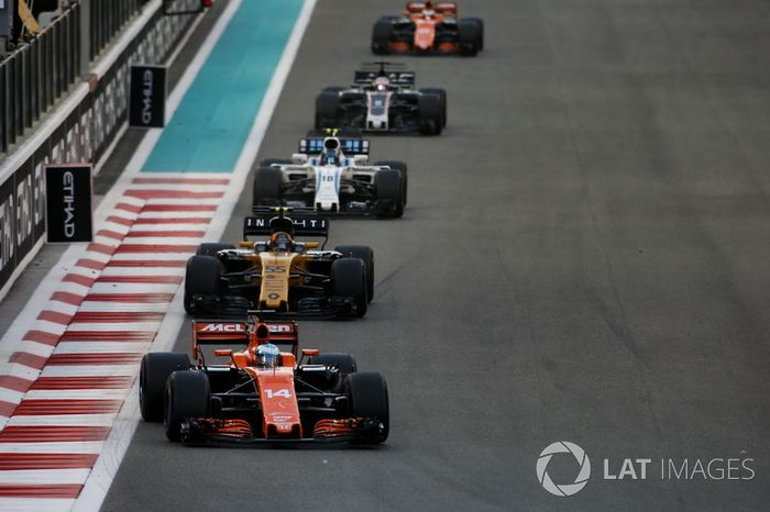 Fernando Alonso, McLaren MCL32, leads Nico Hulkenberg, Renault F1 Team RS17, Lance Stroll, Williams FW40, and Romain Grosjean, Haas F1 Team VF-17