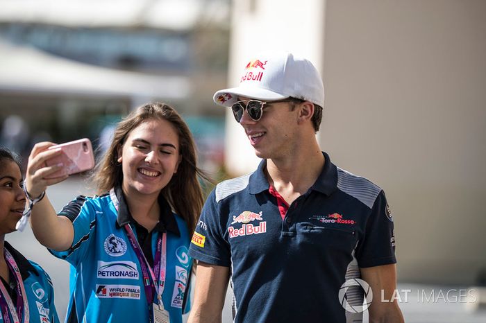 Pierre Gasly se hace un selfie