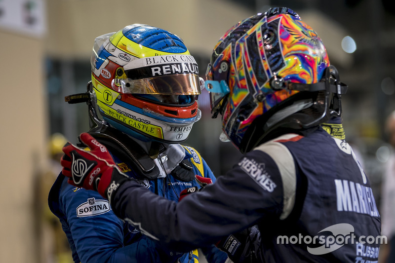 Le vainqueur Oliver Rowland, DAMS (disqualifié) avec le deuxième Artem Markelov, RUSSIAN TIME