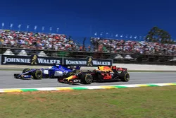 Marcus Ericsson, Sauber C36 et Daniel Ricciardo, Red Bull Racing RB13 en lutte