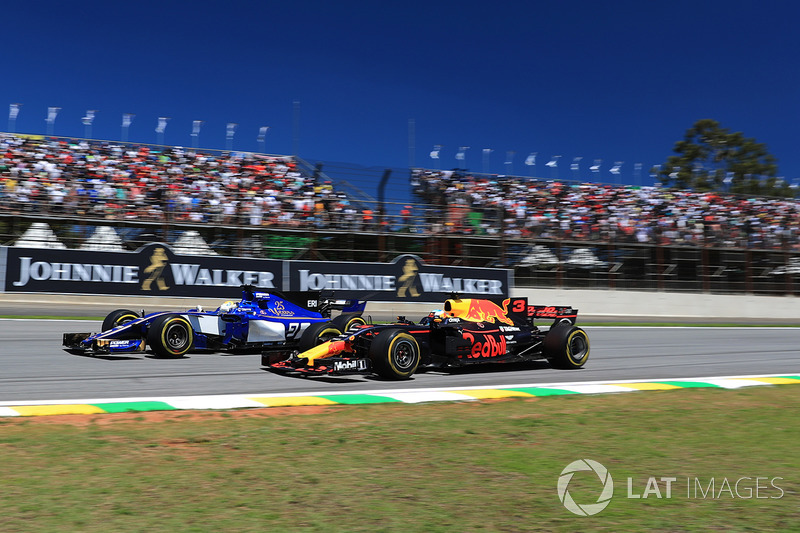 Marcus Ericsson, Sauber C36 and Daniel Ricciardo, Red Bull Racing RB13 battle