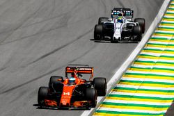 Fernando Alonso, McLaren MCL32, Felipe Massa, Williams FW40