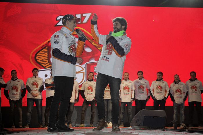 Celebración Marc Márquez en Cervera con su jefe de mecánicos Santi Hernández