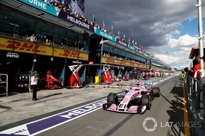 Esteban Ocon, Force India VJM11 Mercedes, au stand