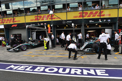 Lewis Hamilton, Mercedes-AMG F1 W09 et Valtteri Bottas, Mercedes-AMG F1 W09