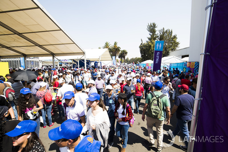 Crowds in the e-village