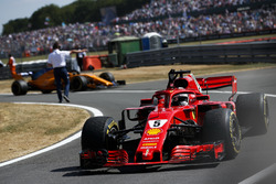 Il vincitore della gara Sebastian Vettel, Ferrari SF71H, festeggia mentre si reca nel parco chiuso