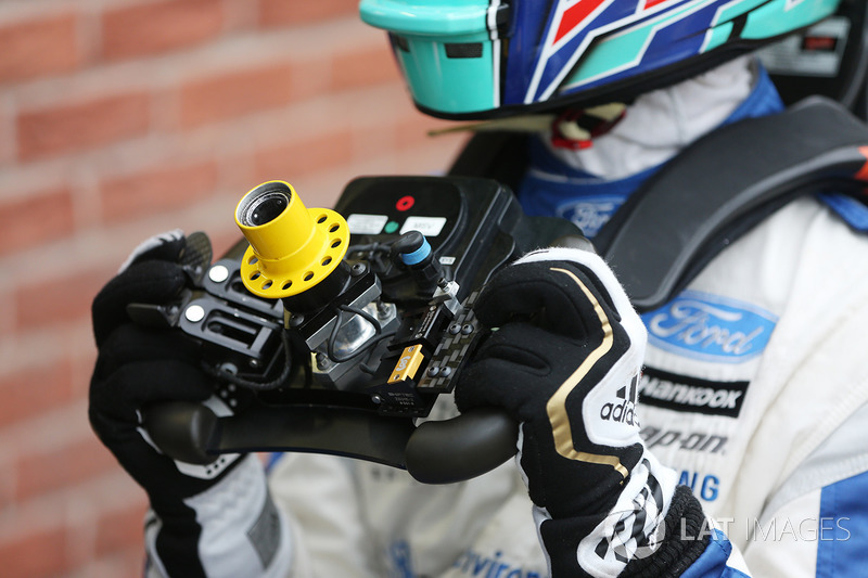 Billy Monger en el coche de carreras Carlin MSV Fórmula 3 volante