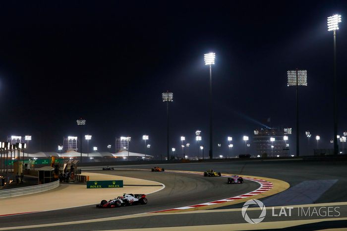 Kevin Magnussen, Haas F1 Team VF-18 Ferrari, Esteban Ocon, Force India VJM11 Mercedes, y Nico Hulkenberg, Renault Sport F1 Team R.S. 18