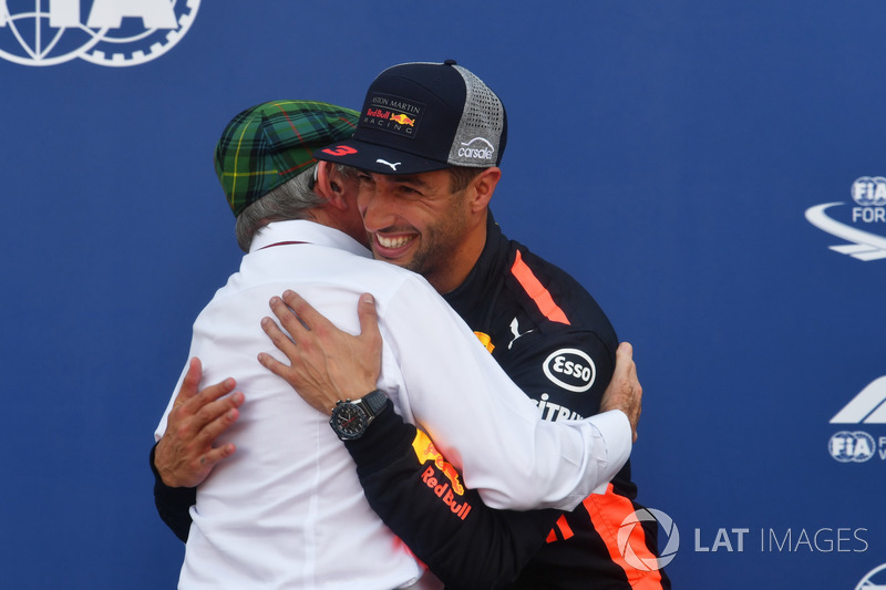 Il poleman Daniel Ricciardo, Red Bull Racing festeggia con Jackie Stewart, nel parco chiuso