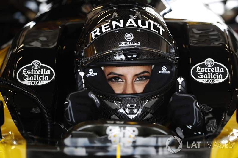 Aseel Al-Hamad, se prepara para conducir el F1 E20 de Renault de 2012 en el Renault Passion Parade