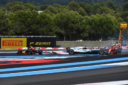 Sebastian Vettel, Ferrari SF71H hits Valtteri Bottas, Mercedes-AMG F1 W09 at the start of the race
