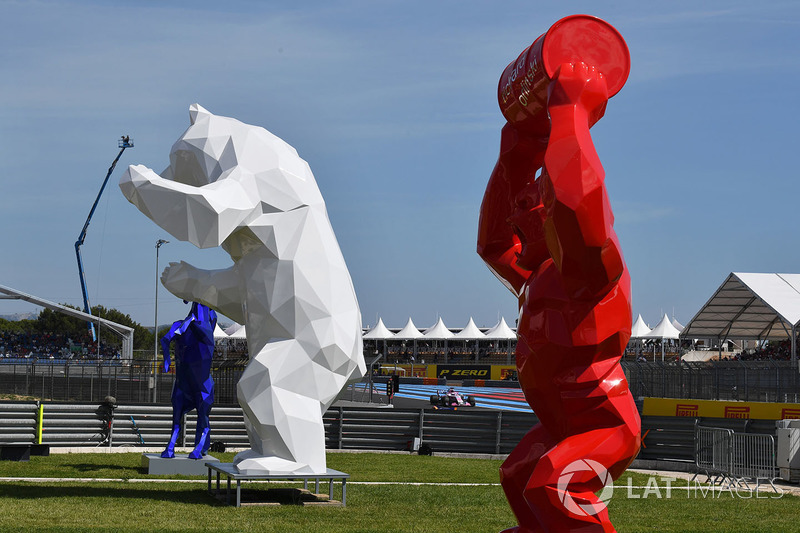 Escultura en el pitlane