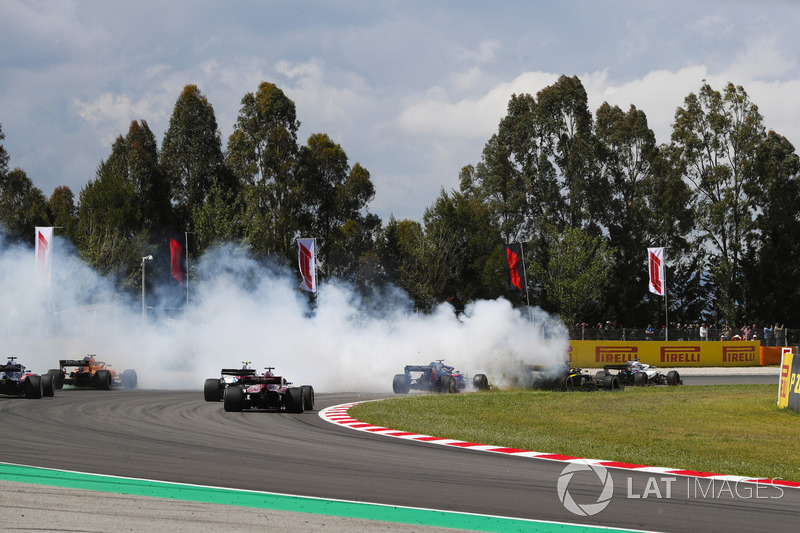 Romain Grosjean, Haas F1 Team VF-18, spins in the pack, causing an accident involving by collecting Nico Hulkenberg, Renault Sport F1 Team R.S. 18, and Pierre Gasly, Toro Rosso STR13