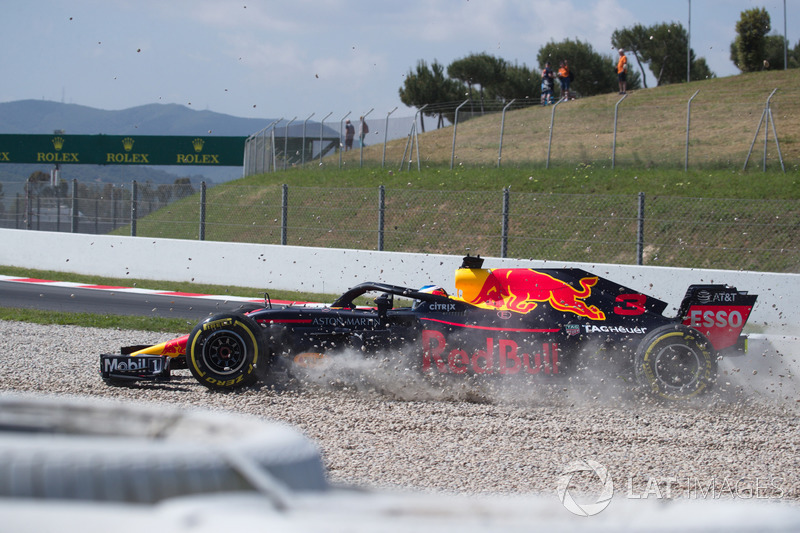 Daniel Ricciardo, Red Bull Racing RB14 crashes in FP1