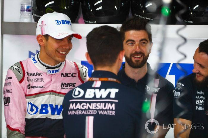 Esteban Ocon, Force India, con ingenieros