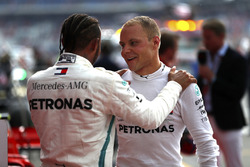 Льюіс Хемілтон, Mercedes AMG F1, святкує перемогу з Валттері Боттасом, Mercedes AMG F1