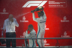 Podio: ganador de la carrera Lewis Hamilton, Mercedes AMG F1, segundo lugar Valtteri Bottas, Mercedes AMG F1, y Dr Dieter Zetsche, CEO, Mercedes Benz