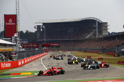 Sebastian Vettel, Ferrari SF71H, devant Valtteri Bottas, Mercedes AMG F1 W09, Kimi Raikkonen, Ferrari SF71H, Max Verstappen, Red Bull Racing RB14, Nico Hulkenberg, Renault Sport F1 Team R.S. 18, au départ