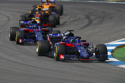 Brendon Hartley, Toro Rosso STR13, leads Pierre Gasly, Toro Rosso STR13, Daniel Ricciardo, Red Bull Racing RB14, and Stoffel Vandoorne, McLaren MCL33