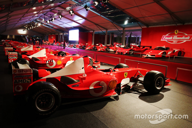 Vetture Ferrari F1 di notte