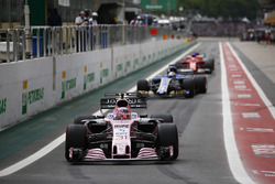 Esteban Ocon, Sahara Force India F1 VJM10, Marcus Ericsson, Sauber C36, fuera de pits